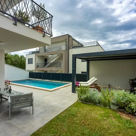 Casa Ella With Private Pool Πόρετς