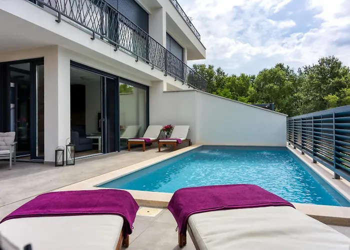 Casa Ella With Private Pool Πόρετς