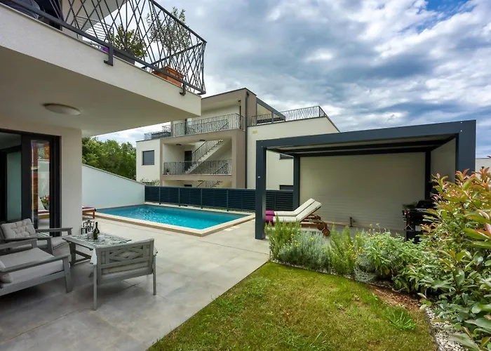 Casa Ella With Private Pool Πόρετς